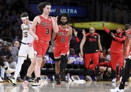 公牛球星三分绝杀，全场观众热烈欢呼，决定音乐的人一切.-爱游戏ayx中国官网